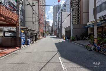 敷地の南側前面道路（西側から）