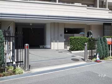 駐車場の出入り口（ロボットゲート付き）