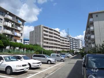 周辺はマンションが多く立ち並ぶ静かな住宅地です。