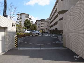 敷地内駐車場（ロボットゲート付き）