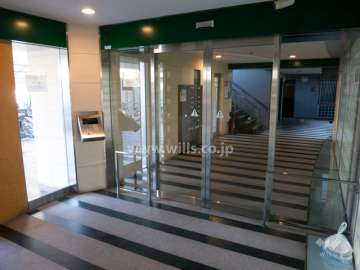 エントランスはオートロック付きです。