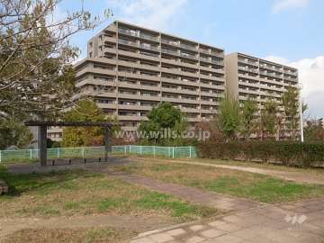 ジオ千里桃山台の全景（南東側から）　手前（敷地東側）には新御堂筋が走っています。