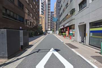 敷地南側の前面道路（東側から）