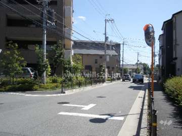 マンション敷地の西側前面道路