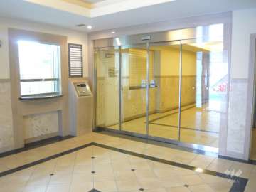 エントランスホール。オートロック付きです。