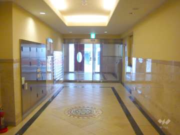 エントランスホール内側。折上げ天井が高級感のある雰囲気です。