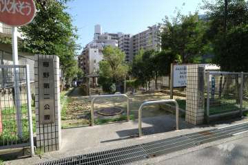 エントランスの目の前にある『梅野第二公園』