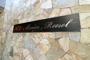 エントランスの銘板