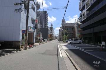 敷地西側の前面道路（北側から）