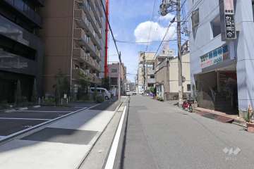 敷地西側の前面道路（南側から）