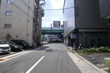敷地南側の前面道路（西側から）