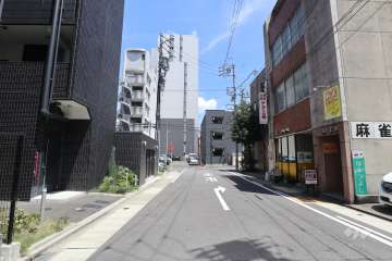 敷地南側の前面道路（東側から）