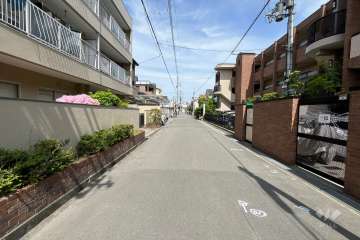 敷地北側の前面道路（南西側から）