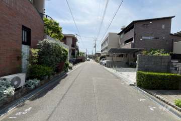 敷地北側の前面道路（北東側から）