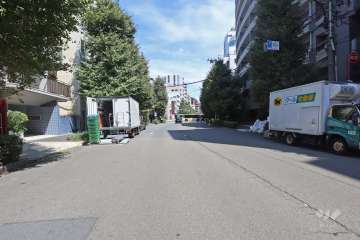 敷地西側の前面道路（南側から）