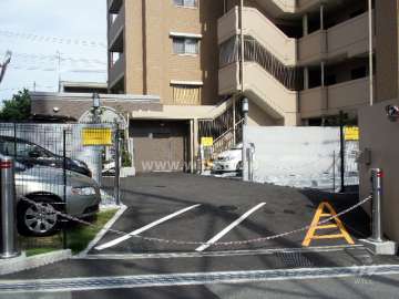 ロボットゲート付きの機械式駐車場。