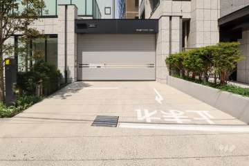 駐車場の出入り口（シャッター付き）
