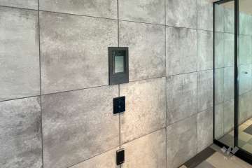 エントランスはオートロック付きです。