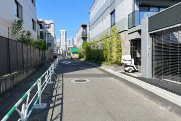 敷地北西側の前面道路