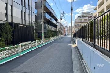 敷地北東側の前面道路