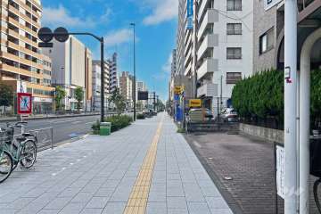 敷地の南東側前面道路は昭和通りです（北東側から）。