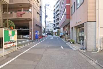 敷地北側の前面道路(東側から)