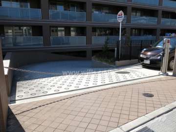 駐車場出入り口（ロボットゲート付き）