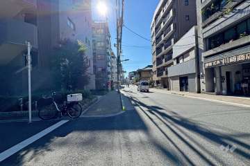 敷地西側の前面道路（北側から）