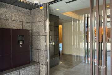 エントランスはオートロック付きです。