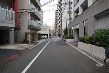 敷地西側の前面道路