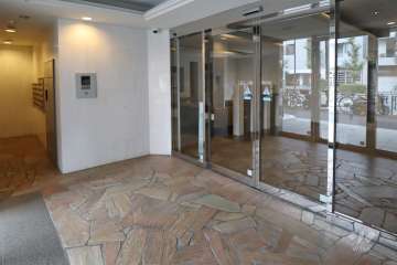 エントランスはオートロック付きです。