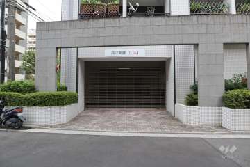 駐車場の出入り口(ロボットゲート付き)