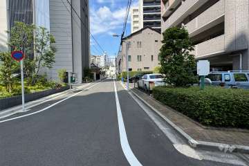 敷地の南側前面道路（東側から）
