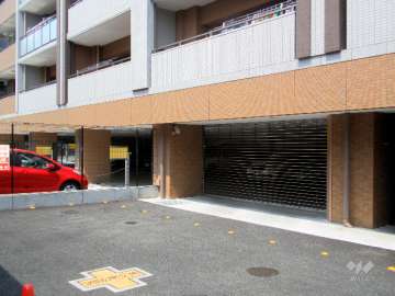 駐車場入口にはリングシャッター付きです。