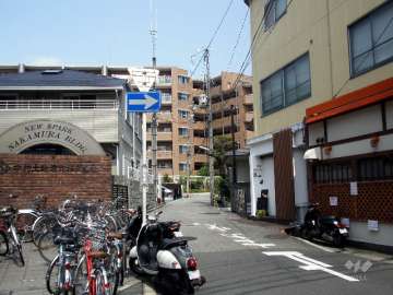 周辺はマンションと一戸建てが混在する住宅地です。