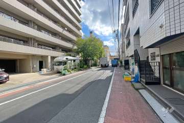 敷地南側の前面道路（西側から）