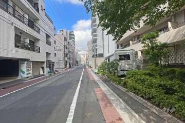 敷地南側の前面道路（東側から）