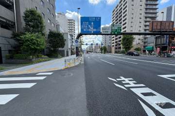 敷地の北西側前面道路（北東側から）