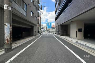 敷地の北東側前面道路（南東側から）