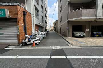 敷地の北西側前面道路（南西側から）