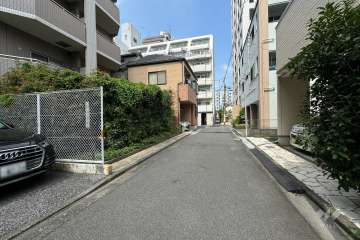 敷地の北東側前面道路（南東側から）