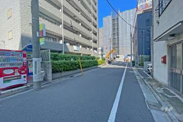 敷地の南側前面道路（西側から）