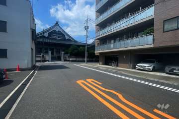 敷地の南側前面道路（東側から）