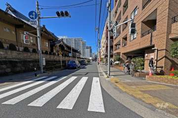 敷地の南側前面道路（東側から）