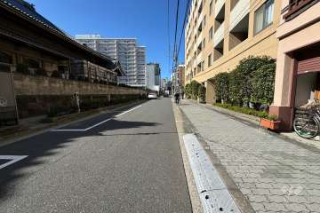 敷地の南側前面道路（東側から）