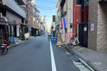 敷地西側の前面道路