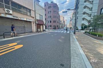 敷地西側の前面道路（南側から）