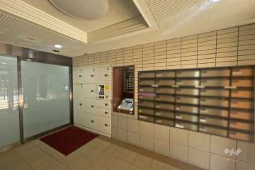 エントランスはオートロック付きです。