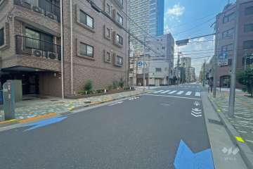 敷地北側の前面道路（東側から）