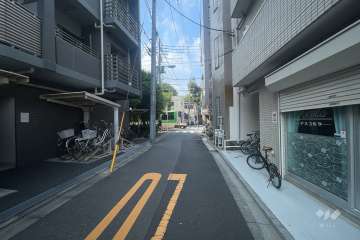 敷地の北西側前面道路（北東側から）
